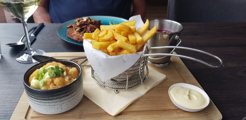 Van links naar rechts:  gegrilde bloemkool, patat, en een mooi en lekker koude bessen compote.   - De Tippe, Vledder