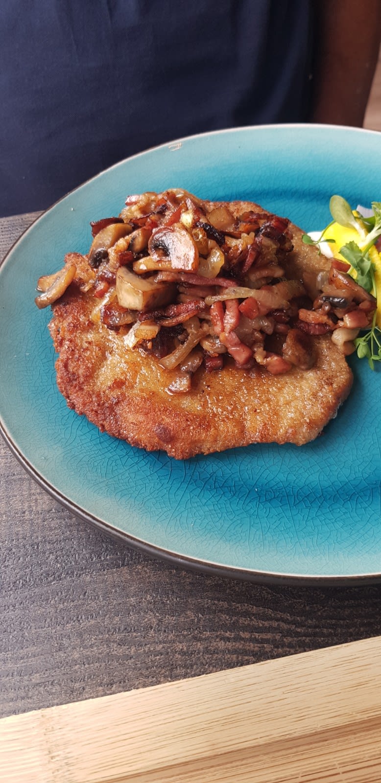 Schnitzel met gebakken spek, champignon, en uien. - De Tippe, Vledder