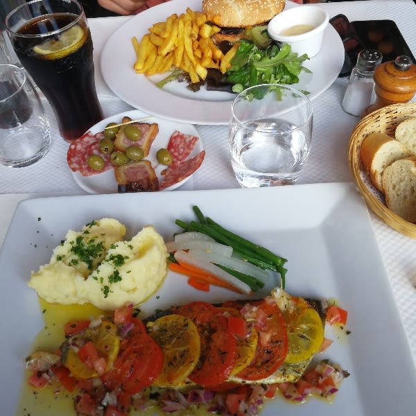 Cuisine faite maison, assiettes copieuses et belle présentation, une très belle combinaison. - Le Cabanon de la Butte, Paris