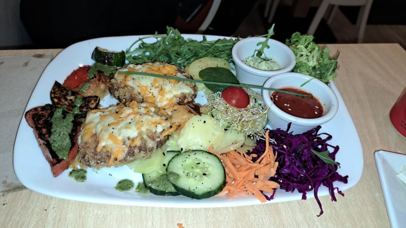 Combinado de filete ruso con queso, salsas de tomate y alioli y guarnición de patatas y ensalada. - YERBABUENA, Madrid