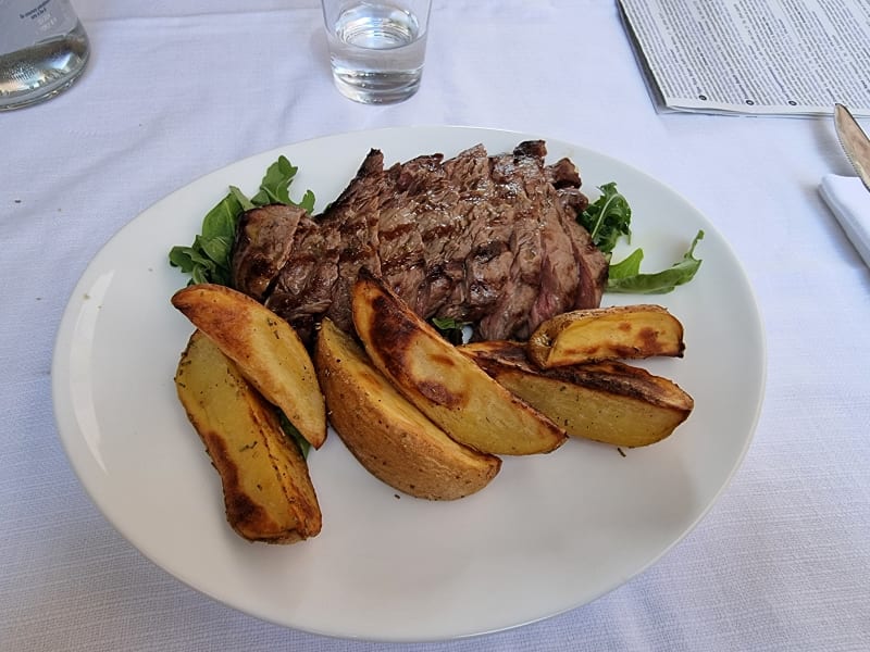 Tagliata di manzo con patate al forno olio e rosmarino - Acqua e Sale, Ravenna