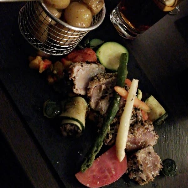 Thon albacore mi cuit accompagné d'une piperade et pommes de terre grenailles - LOFT 122 Roubaix-Lille, Roubaix