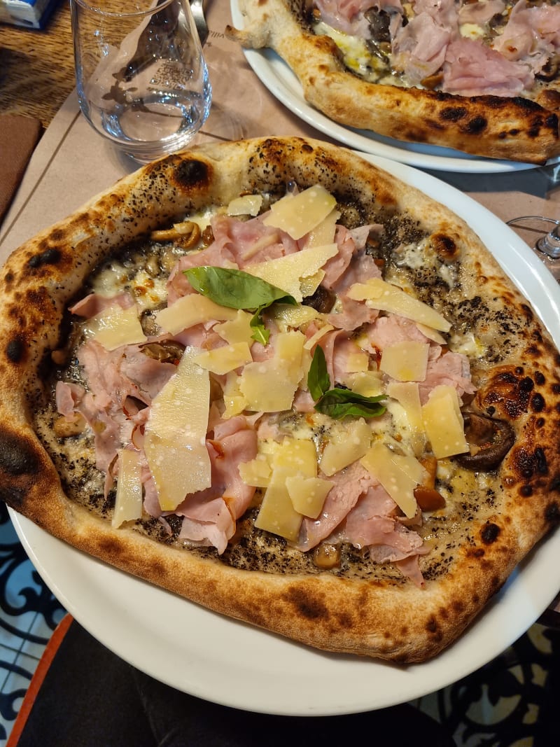 Pizza Al Tartufo - Villa Lidia