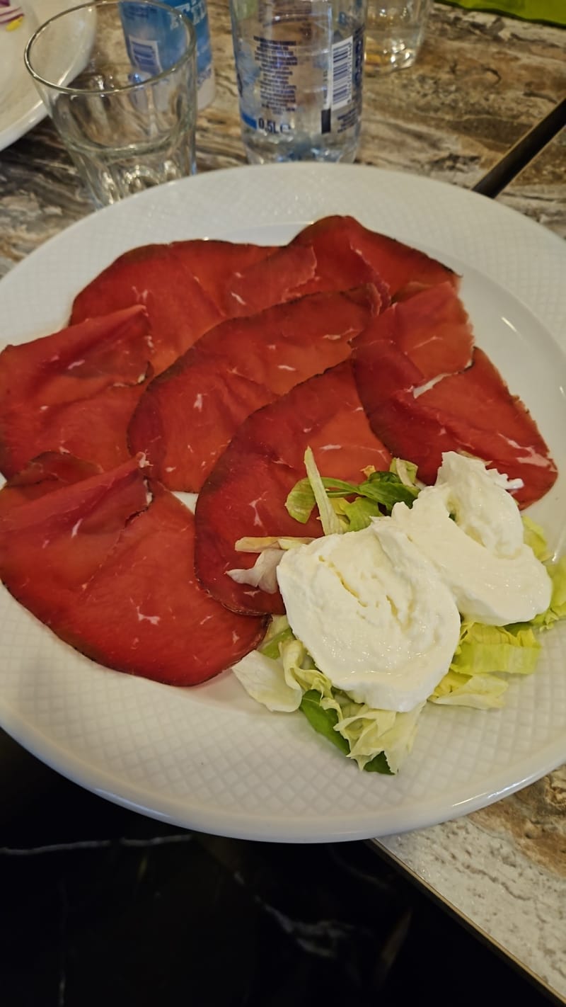 Bresaola della valtellina igp con rucola, pomodorini e grana - Fx, Milan