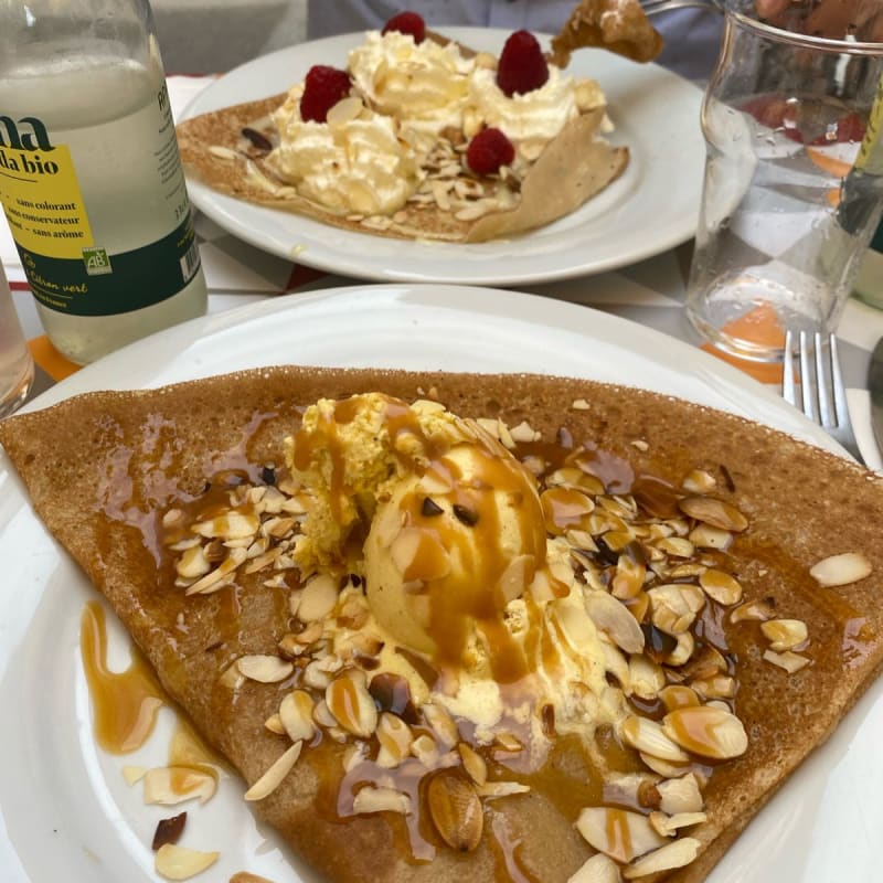 Maryline et Therèse - Lucette Fait Des Crêpes, Paris