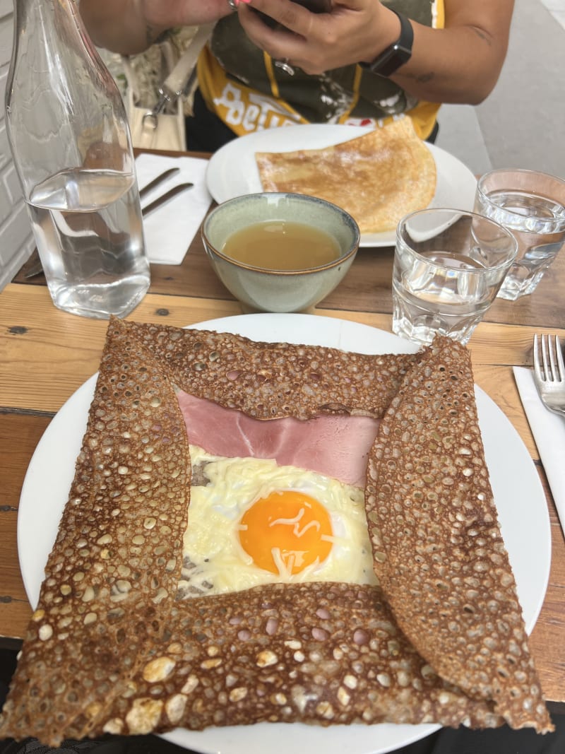 Lucette Fait Des Crêpes, Paris