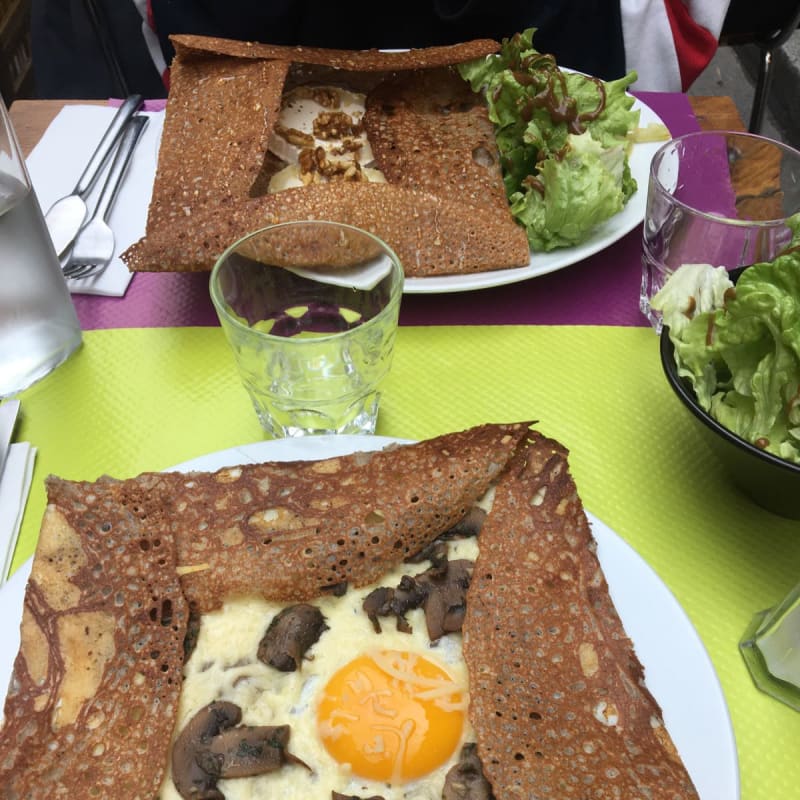 Galette emmental-champignons-oeuf et galette chèvre-miel-noix  - Lucette Fait Des Crêpes, Paris