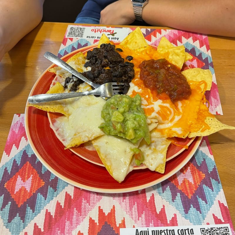 Nachos con queso, guacamole casero buenísimo, chili con carne y frijoles, espectacular - Panchito Badalona, Badalona