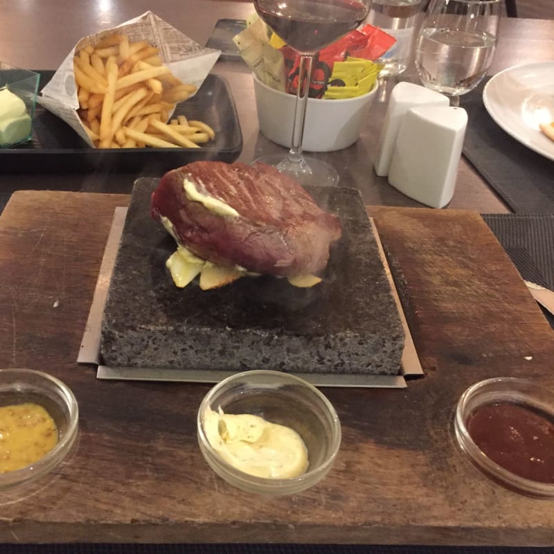 Carne saborosa, tenra e suculenta. Pedra na com a temperatura ideal pra cozinhar a carne. Muito bom - Club House Praia d`El Rey