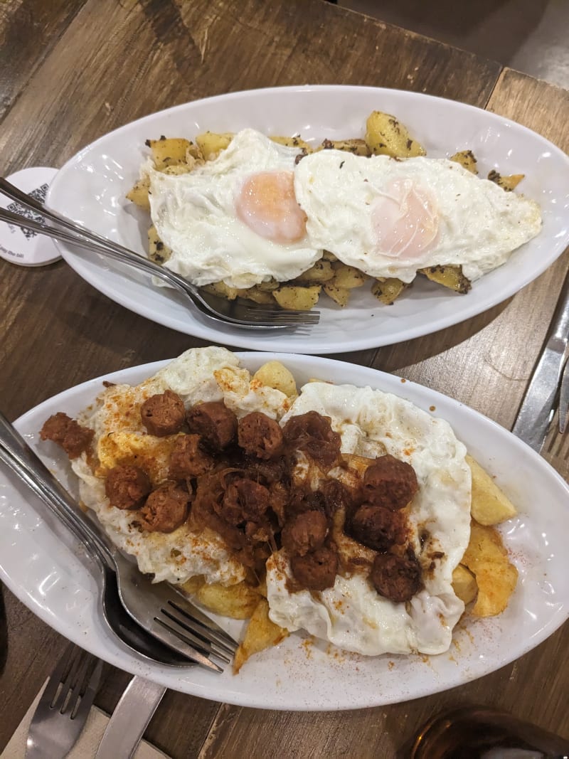 Huevos Rotos Con Chorizo Vegetariano - La Regina, Madrid