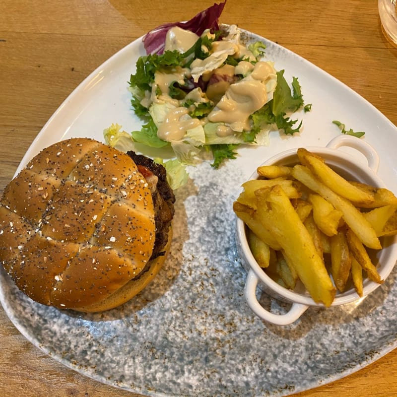 Burger cheddar et oignons caramélisés  - Au Coq Bleu, Beaune