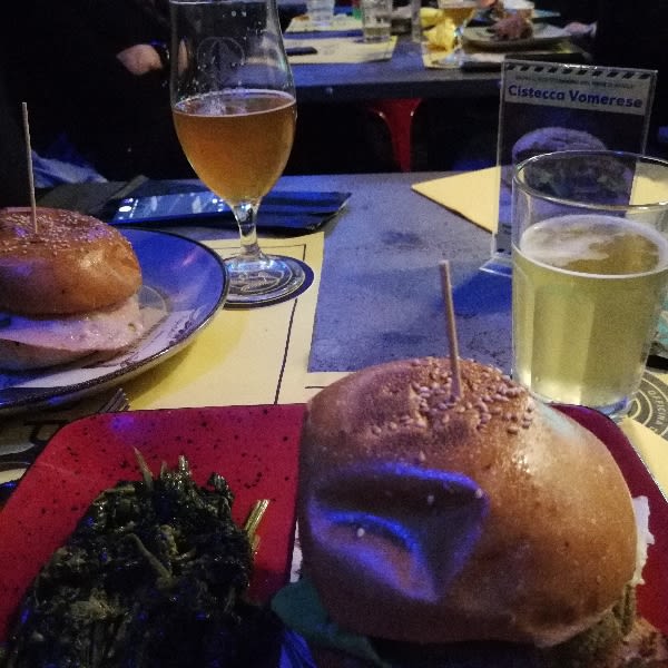 Panino vegetariano con friarielli e Hamburger Ciro - Loop - Officina della Birra, Naples