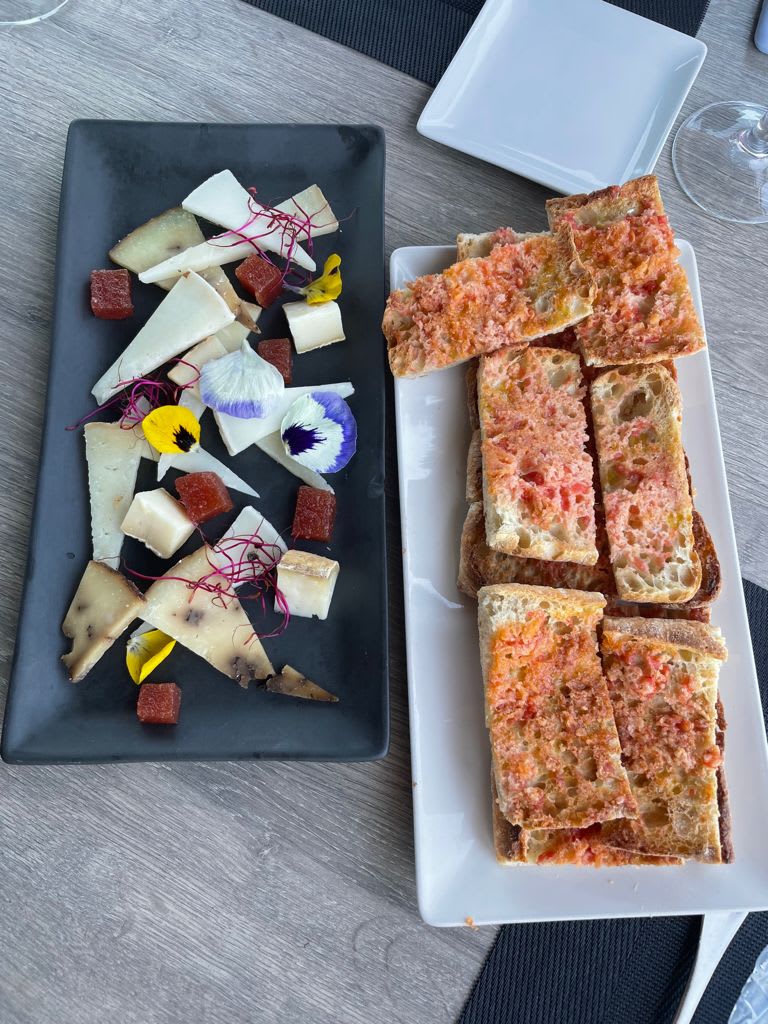 Surtido de quesos y coca de vidre con pan con tomate - Atics la Carpa, Lloret De Mar