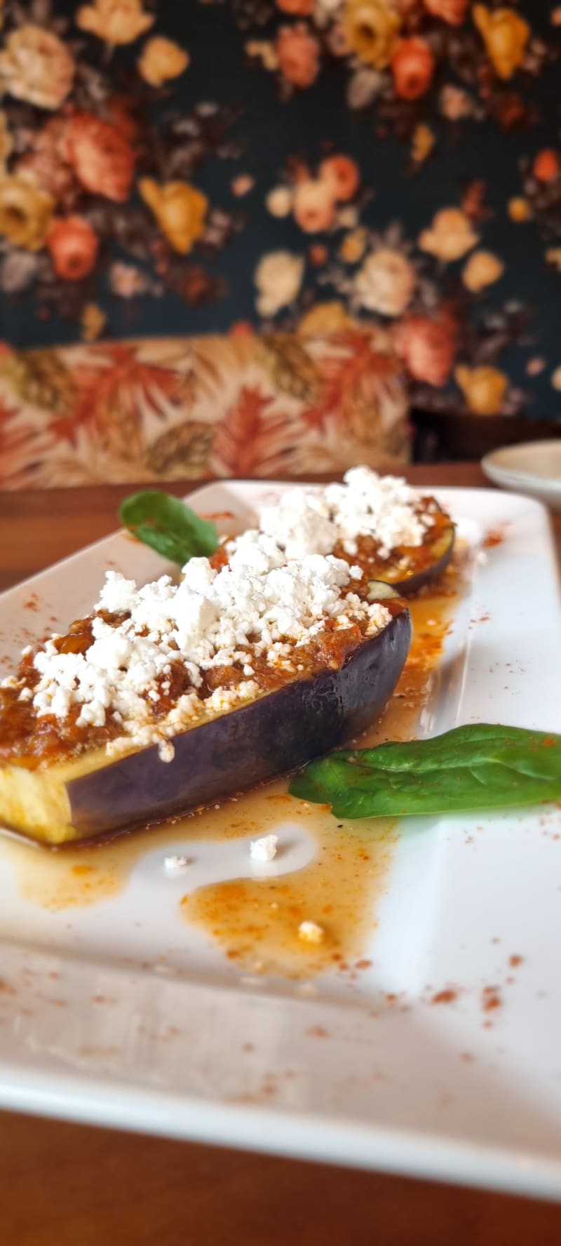 Gevulde aubergine (ook vegetarische optie) met gehakt, tomatensaus & feta - Eviva, Utrecht