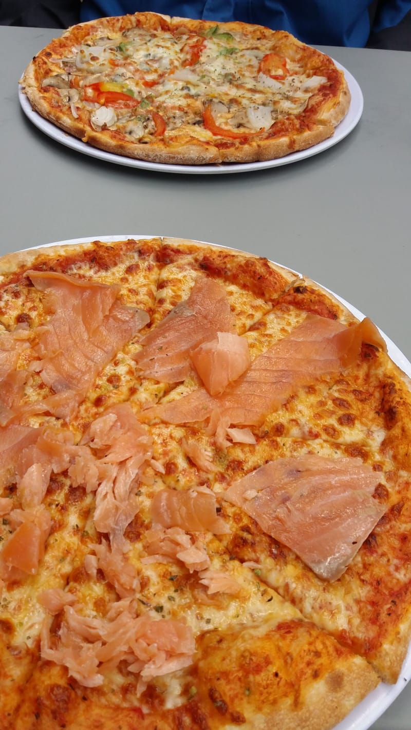 Pizza Salmone - Ristorante Lorenza, Hilversum