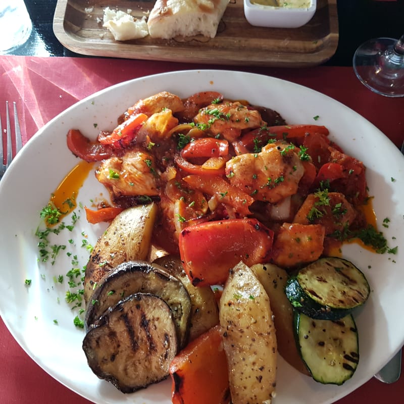 Kipfilet met Romanasaus (o.a. paprika,tomaten, rode peper en Italiaanse kruiden) met gegrilde groent - Ristorante Lorenza, Hilversum