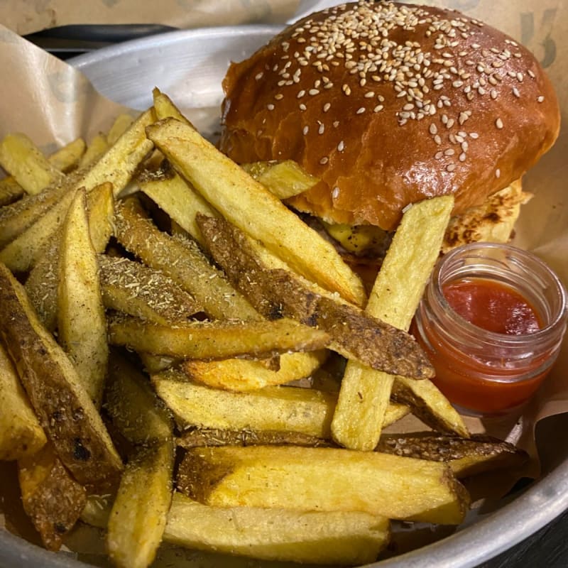 Hamburger con pane briochato, bacon e cheddar e patate fritte con rosmarino. - Reburger, Florence