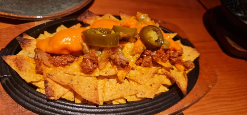 Nachos con chili con carne, cheddar fundido y jalapeños - Brisa Sin Prisa - Poblenou, Barcelona