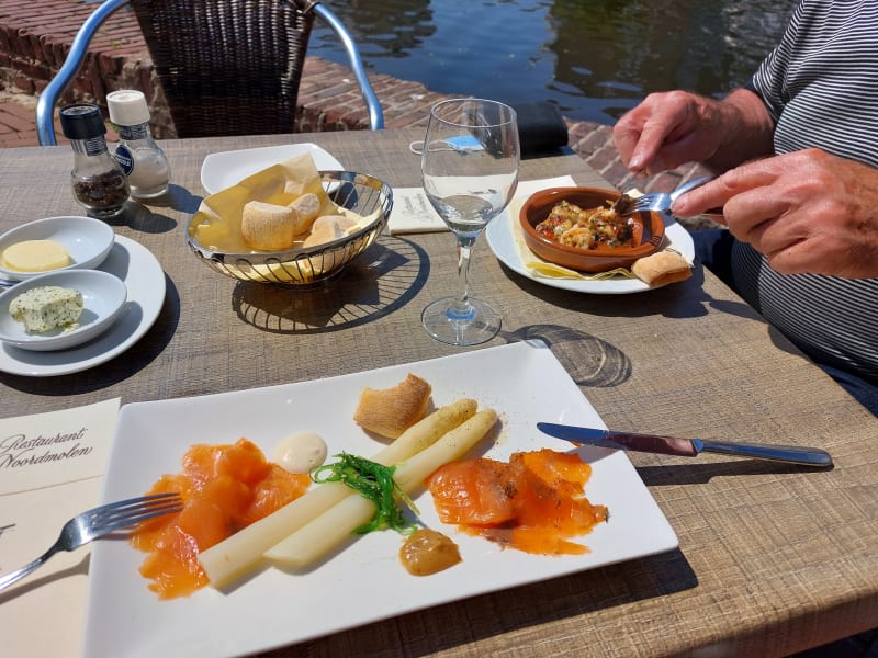 Zalm met asperges en knoflookgambas - De Noordmolen, Schiedam