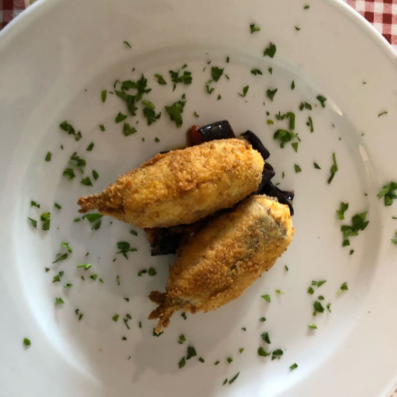 Alici farcite con ricotta al retrogusto di limone su un letto di melanzane a funghetto. - Ristorante Da Vincenzo dal 1956