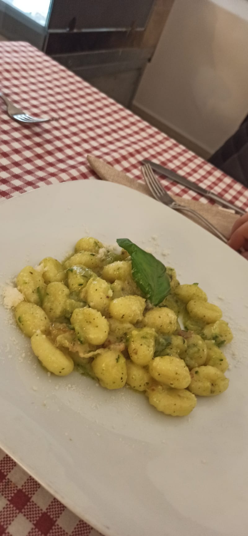 Gnocchi alla greca con zucchine provola basilico e basilico  - Ristorante Da Vincenzo dal 1956