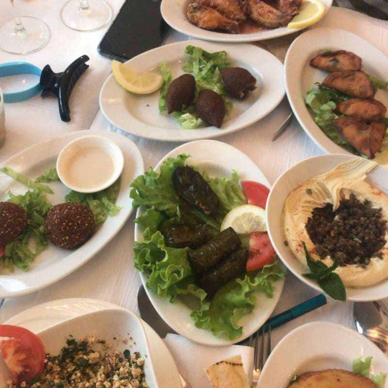 Les mezze sont servis par 4 par assiette pour entre 12 et 15.- - Le Diwane, Geneva