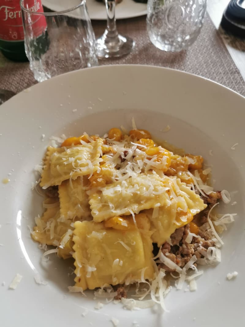 Ravioli ripieni di ricotta e spinaci conditi con salsiccia e pomodorini gialli - Da Andrea Infernetto, Rome