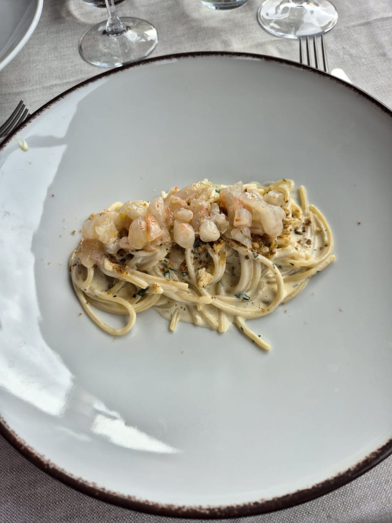 Gli spaghetti artigianali, colatura di alici, gamberi rosa e limone. - La Barca 