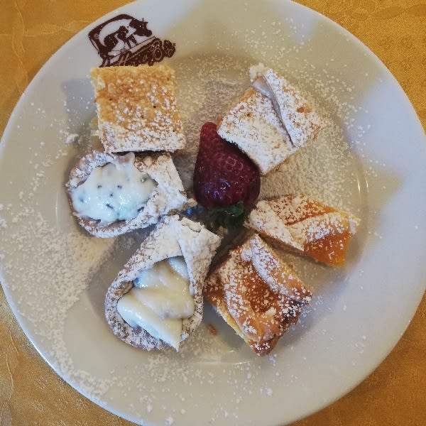 Ottima diplomatica e cannolo - Agriturismo Camigliatello Fattoria Biò