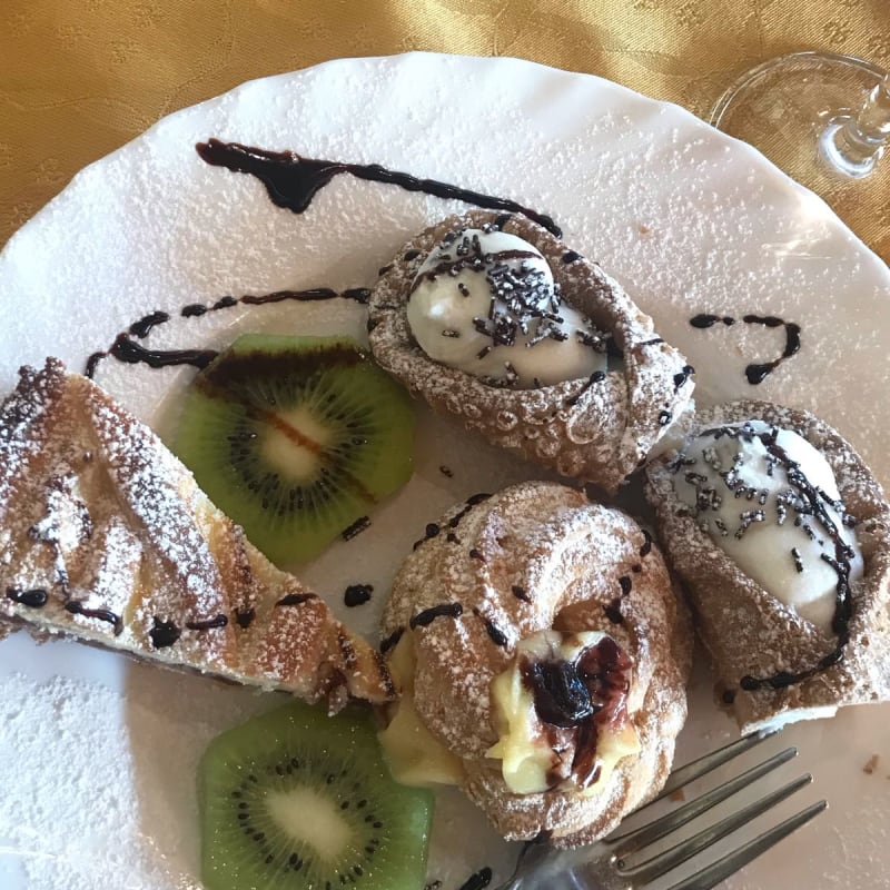 Crostata , zeppola e cannolo con ricotta - Agriturismo Camigliatello Fattoria Biò