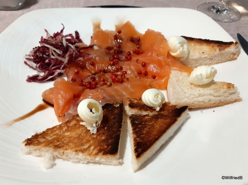 Salmone in Agrodolce agli Agrumi con Pepe Rosa e Crostini al Burro  - Liolà