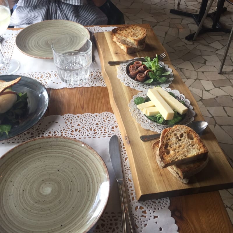 Pane casereccio abbrustolito con burro e alici arrotolate del Cantabrico - MaMi, Rome