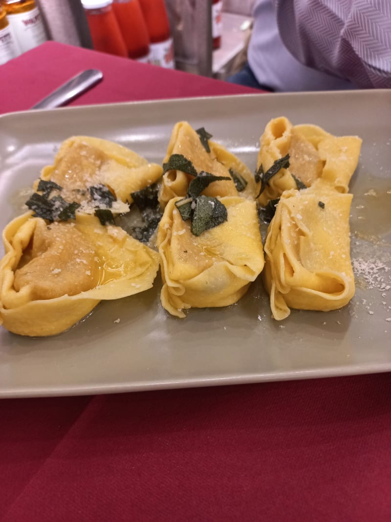 Tortellacci alla zucca ripassatti burro, salvia e reggiano riserva 60 mesi - Pizzic'Osteria Volpetti Bistrot "Salumeria Storica dal 1870", Rome