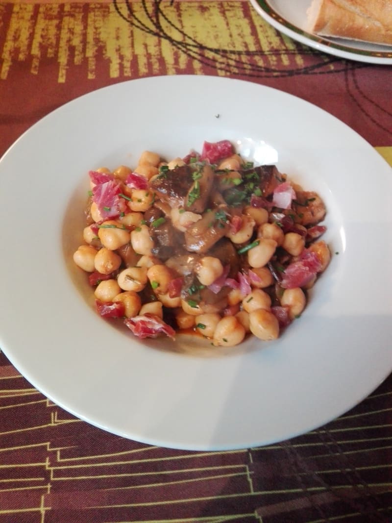 Garbanzos con setas de temporada - Posada de Serrada