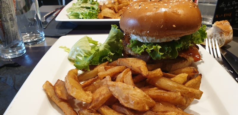 Burger 3C, chicken chèvre chorizo et frites maisons, pour les gourmands  - Dom Zébulon, Carrières-sur-Seine