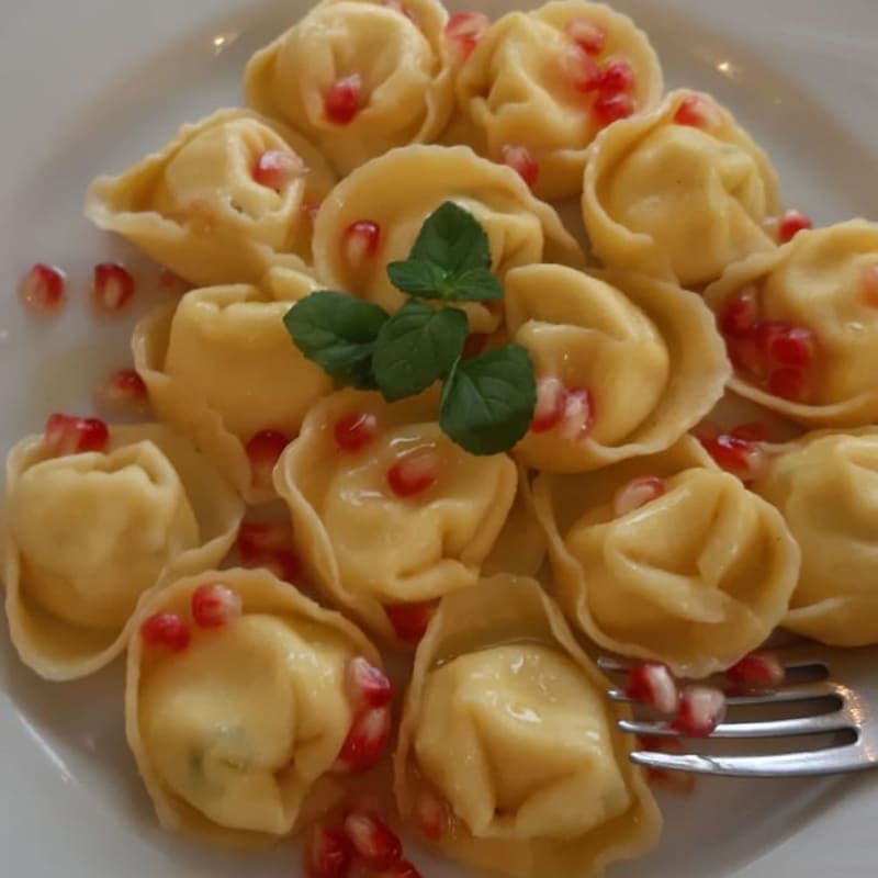 Tortelli ripieni di ricotta aromatizzata con menta e limone conditi con olio e melograno - Rocchi Pasta all'Uovo