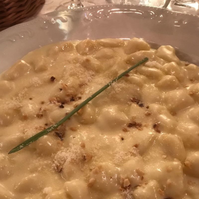 Gnocchetti di patate su un velo di carlomagno con nocciole tostate - Alfiero