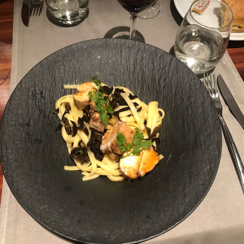 Suprême de volaille, champignons, spaghettis - Sixtine - Paris Marriott Opera Ambassador hotel, Paris