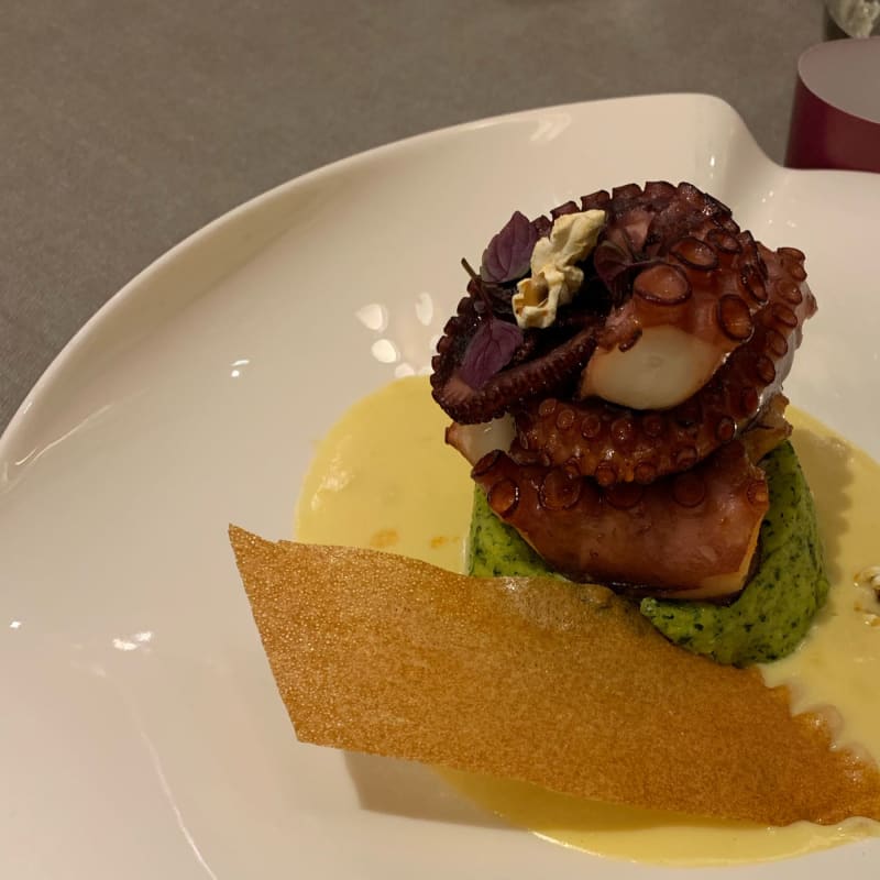 Le poulpe très bon avec la sauce maïs mais la polenta je suis pas fan de base mais jolie plat - Sixtine - Paris Marriott Opera Ambassador hotel, Paris