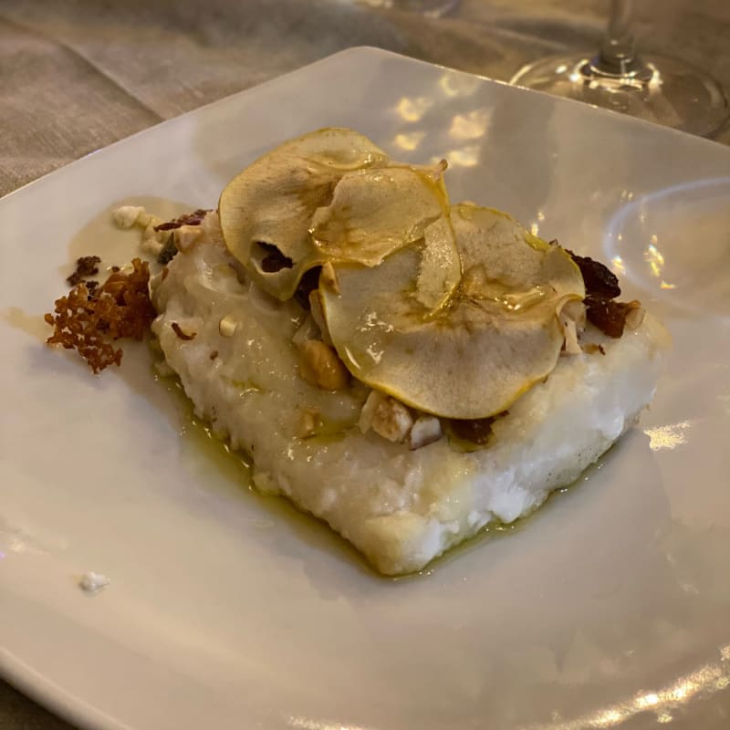 Baccalà gratinato con nocciole mandorle e uvetta, chips di mela - Ristorante Vittoria, Castel Di Sangro