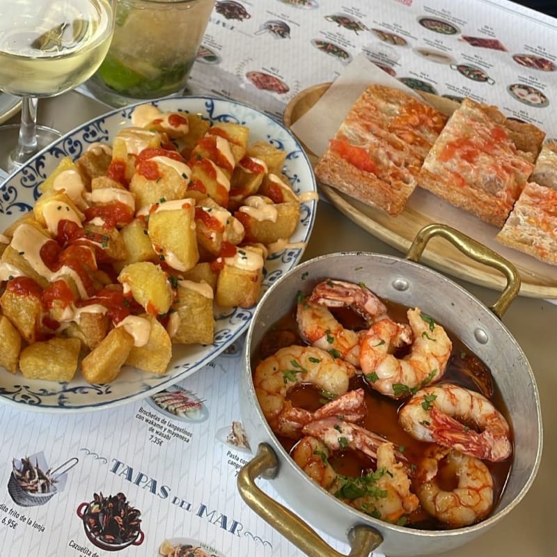 Patatas bravas, pan con tomate, gambas  - Tapa Tapa - Santa Ana, Madrid