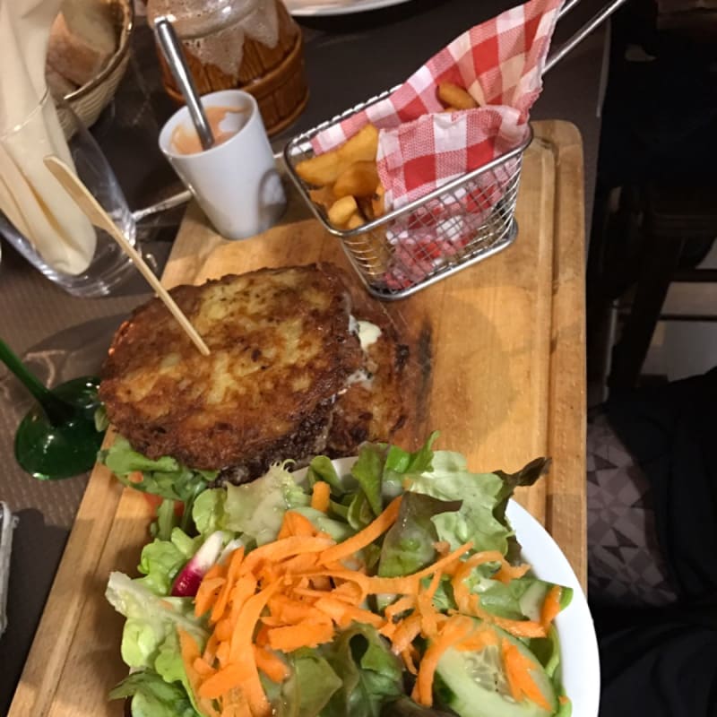 Avec ses frites et sa salade, le burger est copieux. On ne sent pas trop le munster et le fait de remplacer le pain par de la galette de pomme de terre le rend un peu gras mais c'est très bon! - Le Chou'Heim