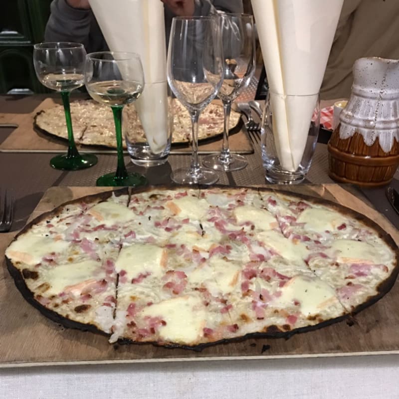 Très bonne tarte flambée, une des meilleures que j'ai mangée. - Le Chou'Heim