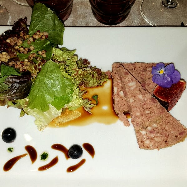 une terrine juste délicieuse et une salade très bien assaisonnez! tout sa très bien présenté - Resto et Chambres La Boveyre