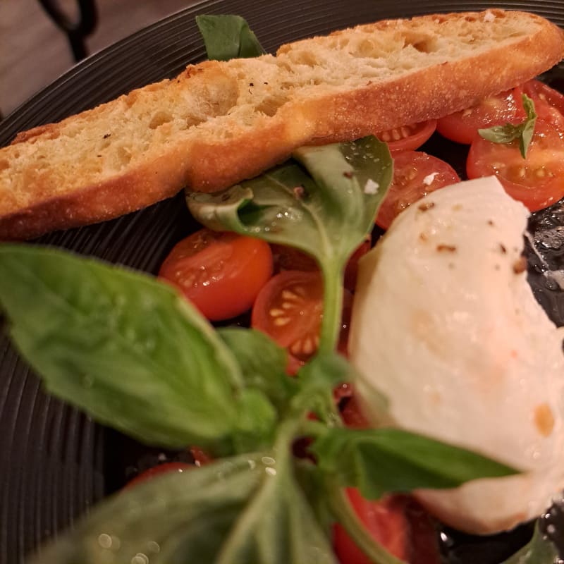 Burrata, tomates cerises et pain grillé  - Red Ruby , Poissy