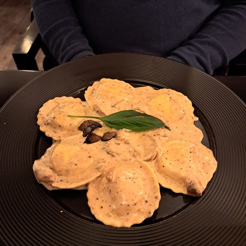 Ravioli aux champignons, cèpes et crème de truffe - Red Ruby , Poissy