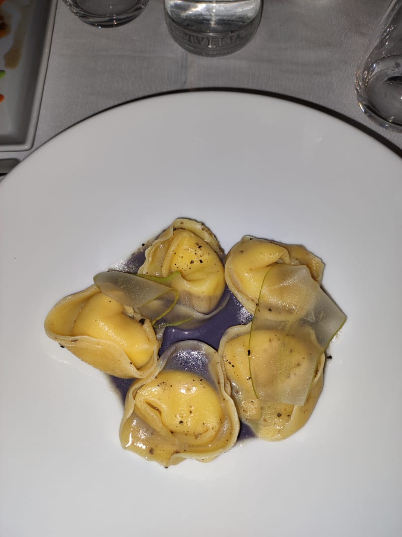 Tortelloni Ripieni Di Crema Al Pecorino, Con Patate Viola, Tartufo E Pere - Castello di Petrata, Assisi