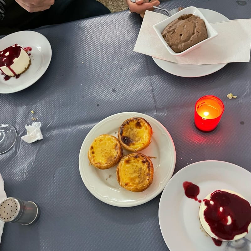 cheesecake et un dessert au belem. mousse au chocolat - Au Petit Chalet, Colombes