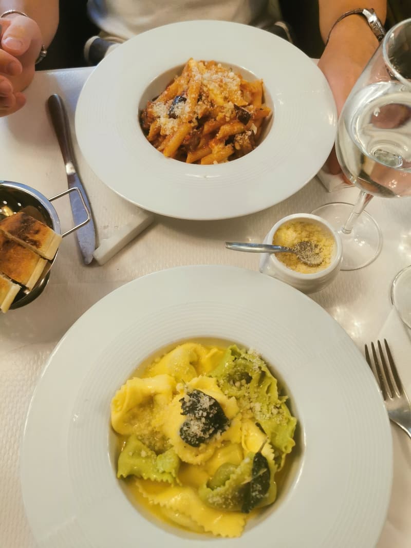 Penne alla norma e ravioli ricotta e spinaci - Su Misura, Paris