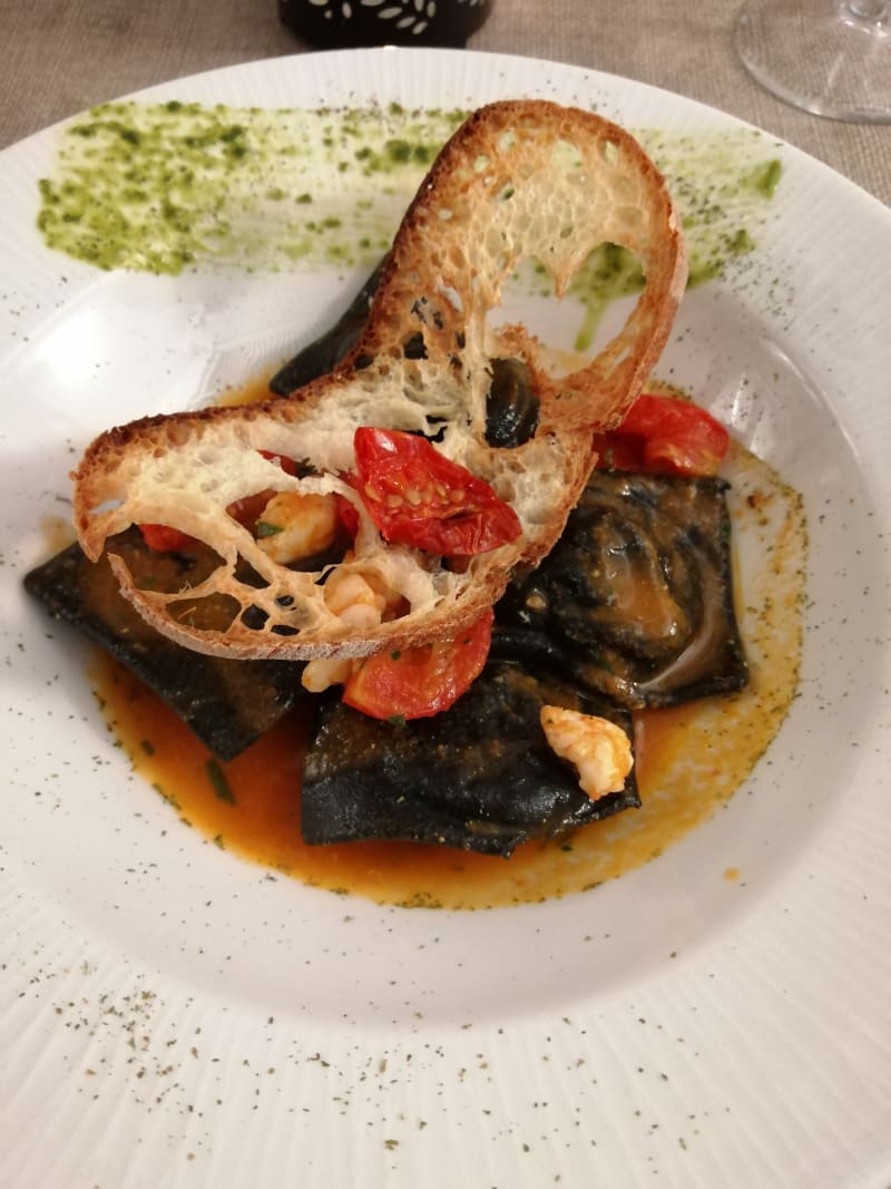 Quadrotti Al Nero di Seppia Ripieni di baccalà e patata con Gamberi di Gallipoli In Salsa Di Pomodorino  - D&D Ristorante Friggitoria Gourmet